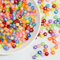 Iudsu1000 Stück Perlen mit Buchstaben Set, 7mm Bunte (A-Z) Diy buchstabenperlen Acrylperlen, mit 600cm Unsichtbare Nylonschnur Perfekt für Armbänder, Halsketten und zur Sehtraining