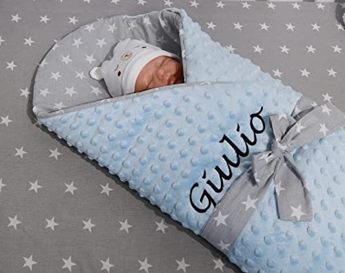 BotoBaby ★ Zweilagige Einschlagdecke Babydecke mit Namen und Datum Bestickt ★ Minky Hörnchen ★ Baumwolle ★ Füllung ★ 75x75 cm ★ (Hellblau - Sternen)