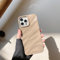 QLTYPRI Niedliche Hülle für iPhone 13/iPhone 14, 3D Wellenform Silikon Handyhülle für Frauen Mädchen Weiche Silikon Bumper Schutzhülle Stoßfest Case für iPhone 13/14 - Braun