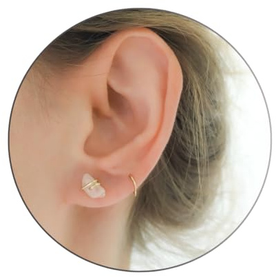MoonliDesigns Rosenquarz Ohrstecker kleiner roher Rosenkristall Ohrringe mit Draht umwickelt zarter Rosenquarz Schmuck