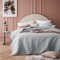ROOM99 Leila Elegante Tagesdecke in hellgrau 240 x 260 cm Vielseitige Wohndecke als Bettüberwurf oder Sofaüberwurf Überwurfdecke für Bett und Sofa Steppdecke Stil Ideal als Bedspread