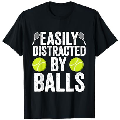 Leicht abgelenkt durch Bälle. Lustiger Tennisball-Tennisspieler T-Shirt