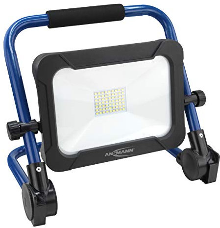 ANSMANN Akku Baustrahler LED 30W – Arbeitsstrahler mit drei Leuchtstufen und farbechter Wiedergabe CRI >80, aufladbare Arbeitsleuchte IP54 wetterfest, Standfuß mit Stativ Montagevorrichtung