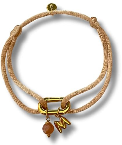 happymaker - Armband personalisiert, Charm Armband mit Buchstaben Anhänger und Edelstein, Pfirsich Mondstein und goldener Buchstabe mit Satinband in beige, handgefertigt in Deutschland