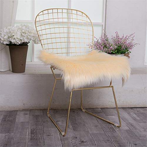 Nicole Knupfer Faux Lammfell Schaffell Sitzauflage, Longhair Fell Optik Sitzkissen Lammfellimitat Teppich Nachahmung Wolle Bettvorleger Sofa Matte (Beige,50 * 50cm)