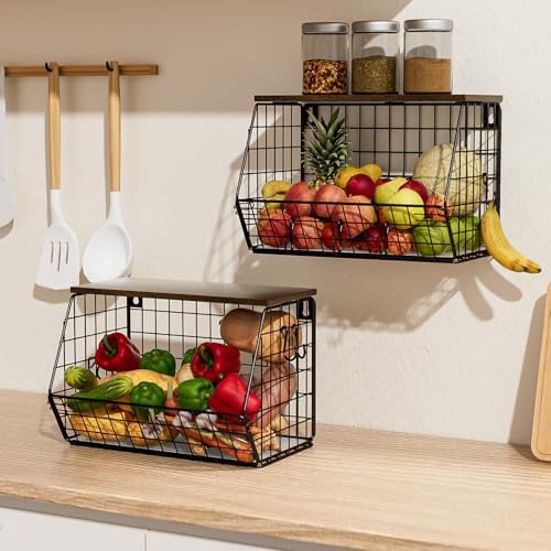 Carastek 2 Stück Obstkorb Hängend Wand Obstkorb aus Metall mit Bananenhaken und Holzdeckel Obstkorb Wand Wandregal für Obst und Gemüse Stapelbar Klappbaren Platz Sparen für Küche Speisekammer