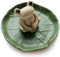 NAGU 100% handgefertigter Keramik-Räucherstäbchenhalter, Kleiner Frosch-Räucherstäbchen, Lotusblatt-Tablett, niedliche Mini-Statue, Heim-Räuchergefäß