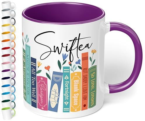 Geschenk für Musik-Fans: Kaffeetasse Bücherregal mit Best of Albums „Swiftea“ – Geschenkidee für Sänger- & Musikliebhaber - Keramik, ca. 330ml, Violett