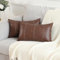 Mandioo 2er Set Dunkelbraun Boho Gestreifte Kunstleder Kissenbezüge 30x50 cm Moderne Luxusdekoration für Wohnzimmer und Schlafzimmer Zierkissenbezüge passend für Couch Dekokissen Kissenhüllen