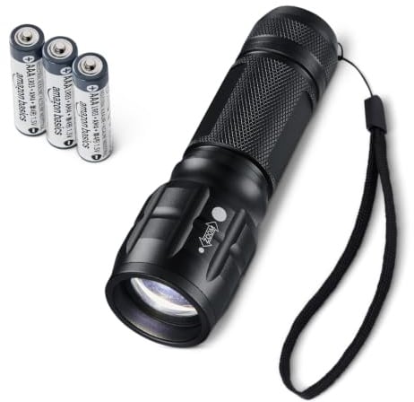 Amazon Basics Taktische LED Taschenlampe mit 3 Lichtmodi - 140 Lumen Zoombare Lampe - Wasserfeste Aluminium-Taschenlampe mit Trageband - Batterien Inklusive - Schwarz