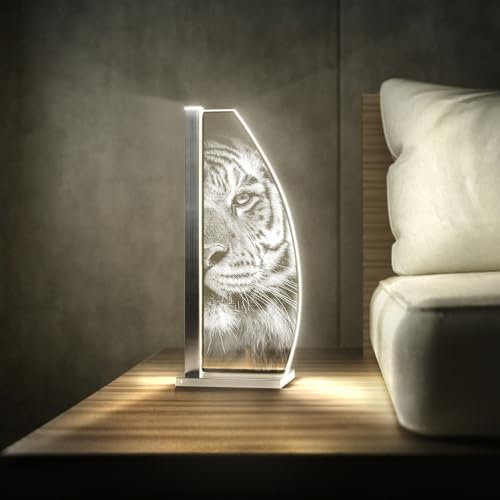 Luverre Tischlampe | LED-Leuchte | Glas-Leuchte mit Gravur für Nachttisch, Kommode, Wohnzimmer | Tiere, Afrika (Tiger, Segel | silber)