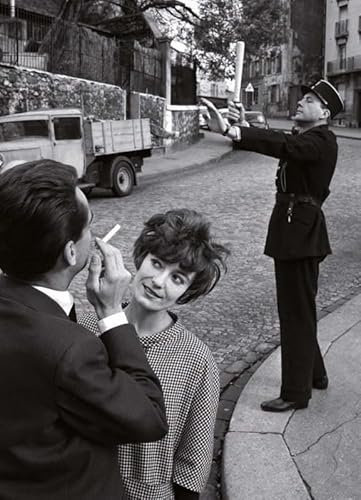 Tushita Romantische Vintage Paris Postkarte 1960 – Elegante Schwarzweiß Straßenszene mit Polizist, Verkehrsstopp und Liebespaar