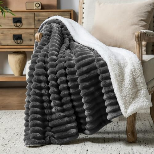 CELESTA Doppelseitige Kuscheldecke Sherpa & Streifen, Dunkelgrau, 150x200 cm