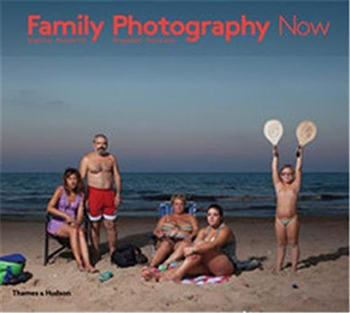 Family Photography Now by Sophie Howarth (2016-05-02)