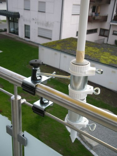 BALKONSCHIRMHALTER - GROSS - 2 Stück - DISTANZ SONNENSCHIRMHALTER für BALKONGELÄNDER für Außen oder Innen Befestigung mit 5 fach im Radius verstellbarer MULIT HALTERUNG - 360 ° schwenkbarer abnehmbarer SCHIRMHALTER für STÖCKE von 25,5 mm bis Ø 52 mm mit Aufnahmehülse 13 cm tief und 11 cm langer ABSTANDS-GEWINDE-ACHSE - Befestigung mit Holly® Produkte STABIELO - 5 - fach verstellbare MULTI - Halterung 360 ° für Befestigungen an runden - eckigen Elementen von 60 mm