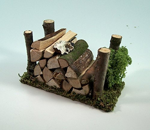 Krippenbau-Lewen Holzstapel aus Holz. Grundplatte mit Moos beklebt. Für Weihnachtskrippe. 9,5x6cm