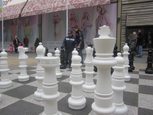 Ubergames Mega Giga Schach Figuren (94 cm) aus hochwertigem, wetterbeständigem, UV-beständigem Kunststoff - Freiland Schach Figuren Gross