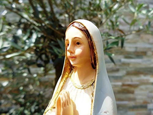 30 - 31 cm ÖLBAUM - Betende MADONNA, Heilige Maria mit weißem Kleid und hellblauem Umhang / Mantel, mit goldenen Kordeln und Rosenkranz, Marienfigur barfuß als Symbol von Unschuld und unbefleckter Empfängnis - alle ÖLBAUM HEILIGEN- und Krippenfiguren zeichnen sich durch extrem sauber gearbeitete und präzise Gesichtszüge der Figuren aus, coloriertes Holzfiguren- bzw. Echtholzimitat, sehr schlanke Form, standfeste, handbemalte Gottesmutter