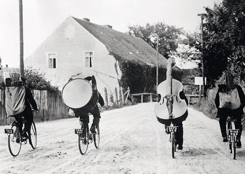 modern times -3er Set Postkarte LUSTIG - Motiv: MUSIKER AUF DEM FAHRRAD, Anlass: Fotografie International, Künstler/Verlag: BK.EDITION © unb. Fotograf/ullstein bild-Roger Vio, Größe: A6