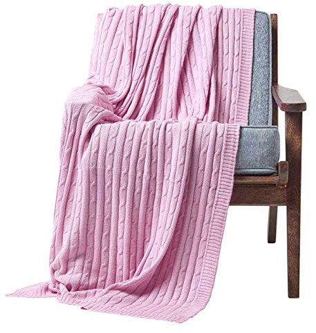 Homescapes gestrickte Tagesdecke, rosa Wohndecke 150 x 200 cm aus 100% Baumwolle mit Zopfmuster, ideal als Sofaüberwurf, Kuscheldecke, Plaid oder Babydecke, Hellrosa