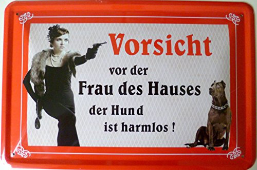 vielesguenstig-2013 Blechschild 20x30cm gewölbt - Vorsicht vor der Frau des Hauses - der Hund ist harmlos (rot)