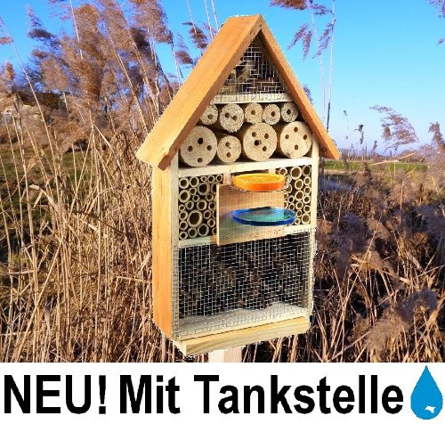 INSEKTENHOTEL MIT TRÄNKE SD und Futterplatz, Futterstelle, hellbraun braun XXXL Nistkasten Schmetterling Marienkäferkasten als Ergänzung zum Meisen Nistkasten Meisenkasten oder zum Vogelhaus Vogelfutterhaus Futterstation für Vögel Insektenhäuschen - Insektenhotels, insektenhotel für ökologische biologische natürliche Blattlausbekämpfung, Marienkäferhaus-Marienkäfer-Marienkäferkasten-Schmetterlingshaus-Schmetterlinge,Gartendeko