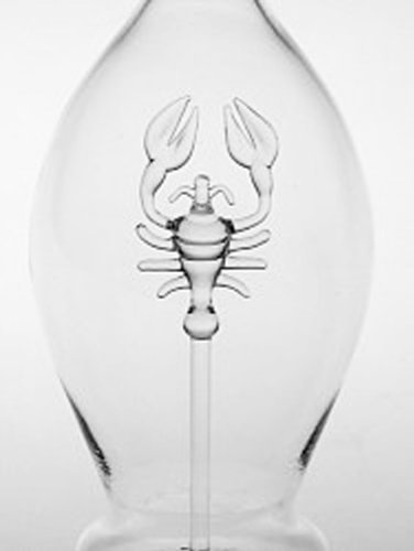 Oberstdorfer Glashütte Karaffe oval mit Sternzeichen Krebs dekorative Glaskaraffe befüllbar aus klarem Glas Kristallglas mundgeblasen Füllmenge 0,5 Liter Höhe ca. 30 cm