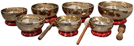 Klangschalen-Therapie-Set aus 7 gravierten Chakren-Klangschalen I Abgestimmt je Chakra I Hochglanz-Optik I ca. 7,4 kg I Inkl. Klöppel/Ringe I Handgeschmiedet und graviert in Nepal I Fair Trade