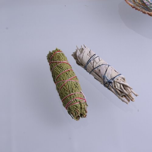 Räucherwerk Kombipack: 2 x Smudge Sticks, einmal aus belebender Zeder und ein klassischer Salbei-Stab je 40-60gr. von Native-Spirit - Smudge Sticks