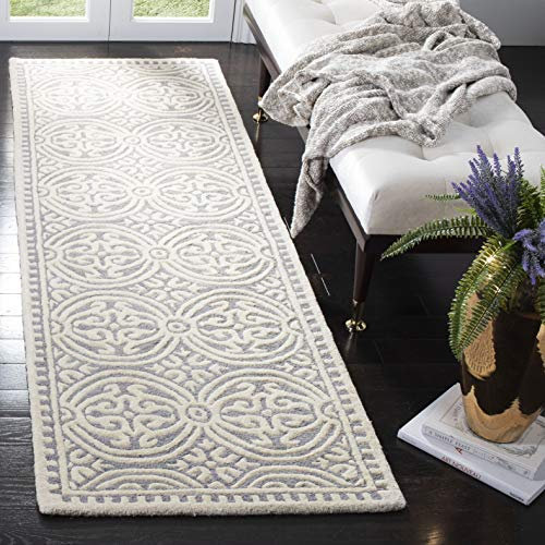 SAFAVIEH Traditionell Teppich für Wohnzimmer, Esszimmer, Schlafzimmer - Cambridge Collection, Kurzer Flor, Silber und Elfenbein, 76 X 244 cm