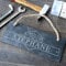 CADEAUX.COM - Plaque de Porte personnalisée - L'atelier de - Ardoise rectangulaire à Suspendre, 10 x 25 cm - Idée Cadeau déco Originale - Cadeau Noel