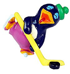 Kinder Überraschung Eddy Eigentor mit Eishockeyschläger aus der Sreie Die Peppy Pingos
