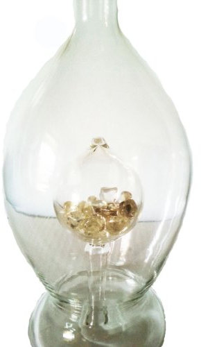 Oberstdorfer Glashütte Karaffe bauchige Glasflasche mit Edelsteinen Kristallglaskaraffe mit Bergkristall mundgeblasen Füllmenge 0,5 Liter Höhe ca. 30 cm