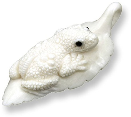 Island Piercings Handgefertigter Amulett Anhänger Frosch auf Blatt aus Knochen inkl. Band PB228