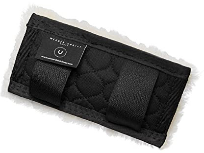 Werner Christ ® Kinnkettenschoner aus Lammfell – Kinnkettenunterlage aus echtem Fell für Pferde Trensenzaum, Halfter, Kopfstück & Zaumzeug, Schutz für Riemen und Kette in schwarz-Natur