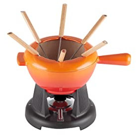 Le Creuset Gusseisen Käsefondue-Set, Inkl. 2 Griffen, Spritzschutz, Rechaud und 6 Fonduegabeln, 2 L Volumen, Ofenrot, 60020000902460