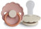 FRIGG Daisy Silikon Schnuller | Schnuller 2 Packung | Symmetrischer Sauger in Kirschform | BPA-frei | Hergestellt in Dänemark | Silikon Schnuller | (Biscuit/Cream, Größe 2 (6-18 Monate))