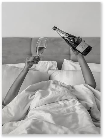UNXIS Flippige schwarz-weiße Leinwand-Kunst, ästhetische Poster, Vintage, feministisches Bild, Wanddekoration, trendige Frau, die Wein im Bett trinkt, Drucke für Männerhöhle, Zuhause, Bar, 40,6 x 61