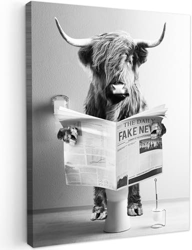 MuchoWow© Leinwand Bilder 30x40 cm Wanddeko Wohnzimmer Aesthetic Room Decor Deko Zimmer Wandbilder Modern Fotogeschenke Toilette - Zeitung - Schottisches Hochlandrind - Schwarz und Weiß