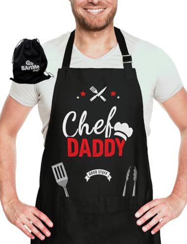 BARTME DESIGN Lustige Kochschürze verpackt in wiederverwendbarer Tasche – Mama, Papa, Opa – Grillen Kochen BBQ Chef – 100% Baumwolle, Chef Daddy Schwarz, Eine Größe passt meistens