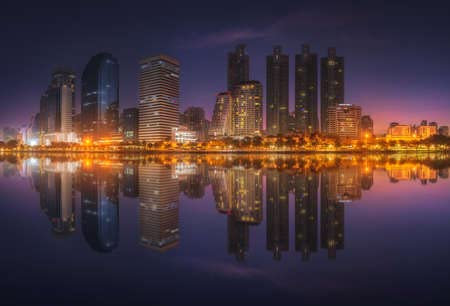 Poster-Bild 130 x 90 cm: Skyline am See im Benjakitti Park Bangkok(116746633)