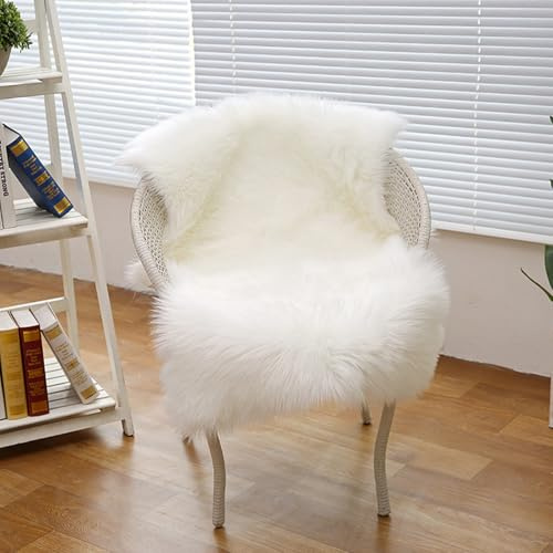 AMFUN Faux Lammfell Schaffell Teppich, Longhair Flauschiger Teppich, Flauschiger Schaffell Lammfell Fellteppich Waschbar, Weicher Fell Carpet für Stühle Sofa Schlafzimmer(Weiß, 50 x 80 cm)