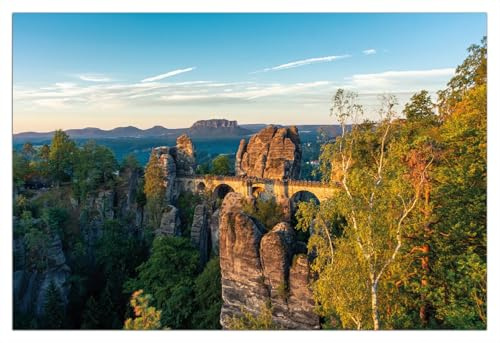 Wallario Glasbild Steinerne Brücke in der Landschaft - 60 x 90 cm Wandbilder Glas in Premium-Qualität: Brillante Farben, freischwebende Optik