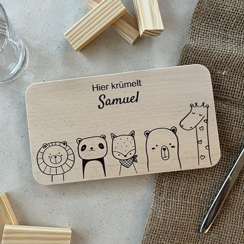 Brettchen personalisiert für Kinder mit Namen graviert - Frühstücksbrettchen personalisiert - Geschenk zur Taufe Junge - Baby Geschenk Junge - Geschenk zur Geburt - Hier krümelt Holzbrett - DwieDeko®