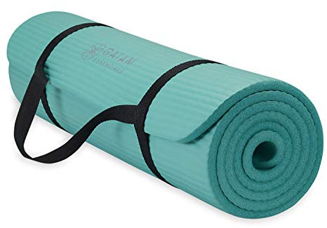 Gaiam Essentials - Tappetino da yoga spesso per fitness e esercizi, con cinghia facile da infilare, 172 x 64 x 60 cm di larghezza x 6,5 cm di spessore