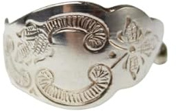 Besteckschmuck, ein Ring aus Besteck, ungefähr Größe 63 (20,1).