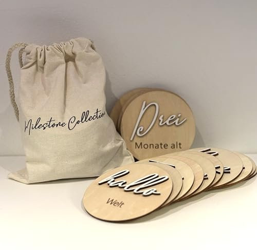 Holz Meilensteinkarten Baby deutsch - 14 Meilensteine auf edlen Holzscheiben mit 3D Effekt als Geschenk im Stoffbeutel verpackt zur Geburt/Babyparty für Schwangere, werdende Mütter, werdende Eltern.