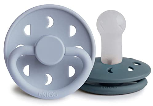 FRIGG Moon Phase Lot de 2 sucettes | Sucette en silicone | Sans BPA | Fabriqué au Danemark | Tétine Cerise Symétrique | (Powder Blue/Slate, Taille 2 (6-18 Mois))