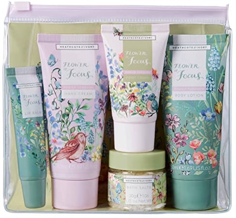 Heathcote and Ivory Flower of Focus Top to Toe Kit | 50 ml Handcreme, 50 ml Körperlotion, 30 ml Fußcreme, 30 g Badesalz und 10 ml Lippenbalsam | tierversuchsfrei und vegan