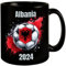 Fußball Albanien Flagge Tasse in Schwarz EM 2024 Sportbegeistert Landesfarben im Ball-Emblem Fußball-Sphäre